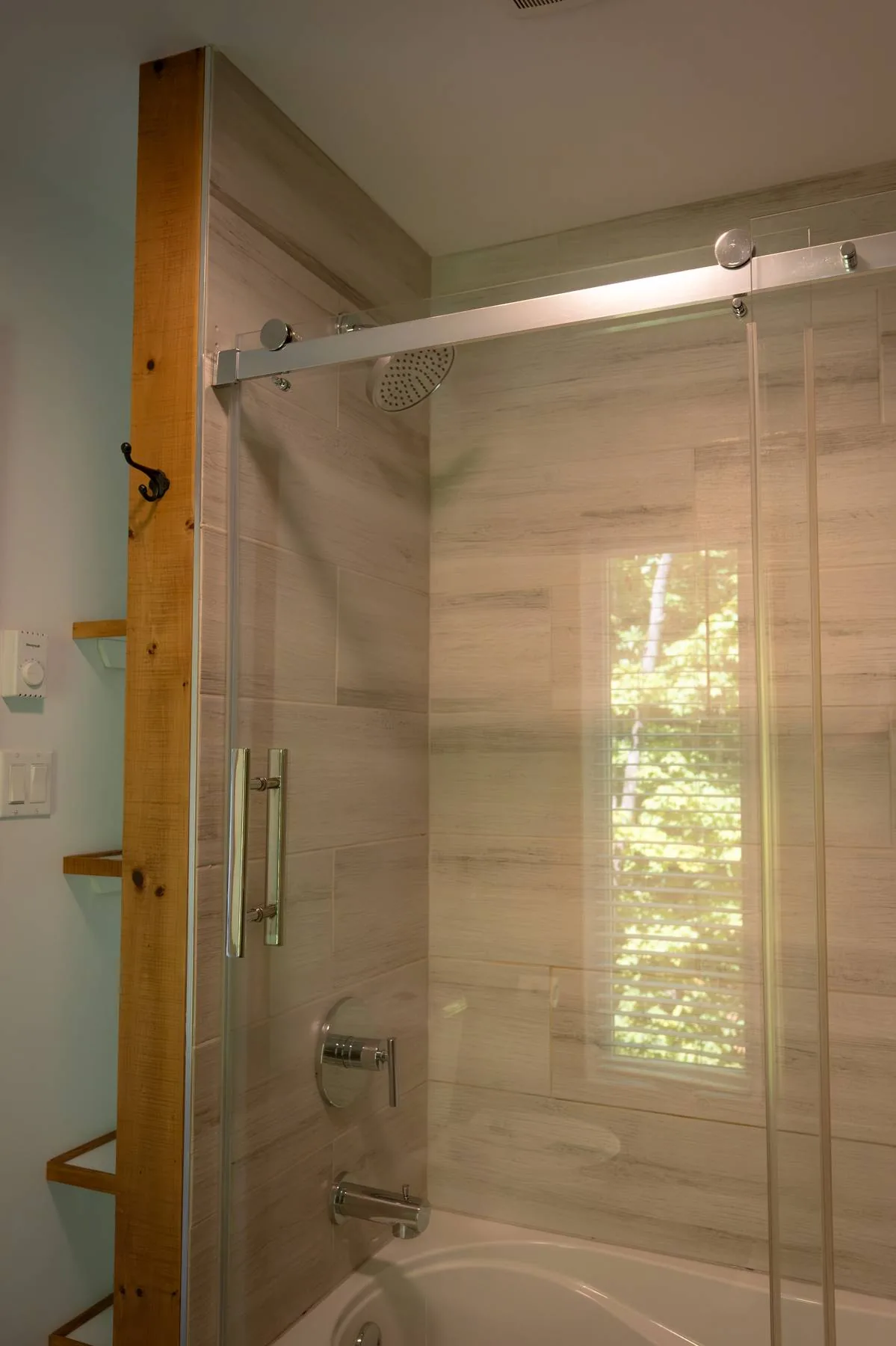 Salle de bain complète à l'étage