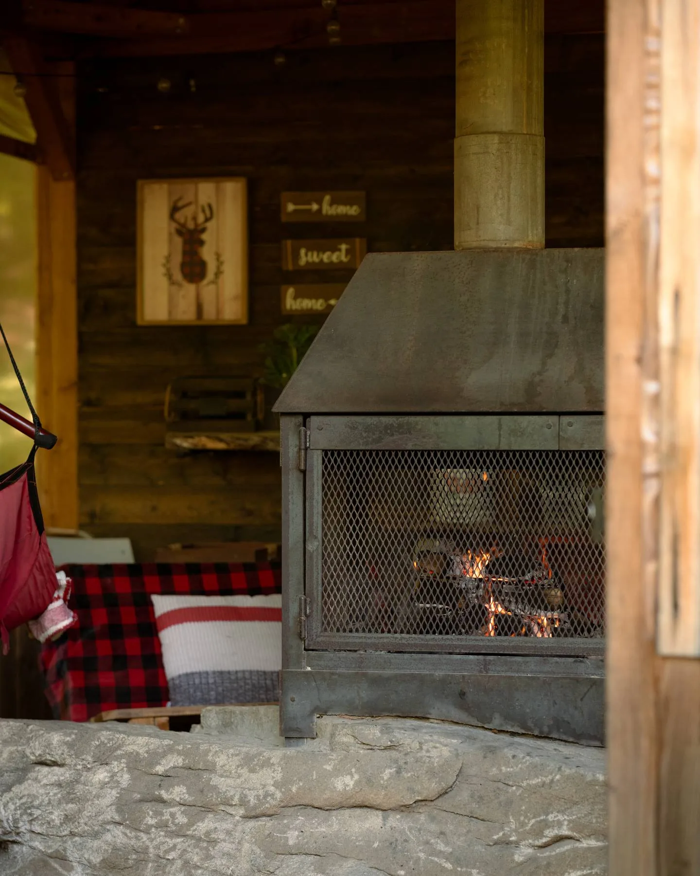 Refuge en bois en forêt