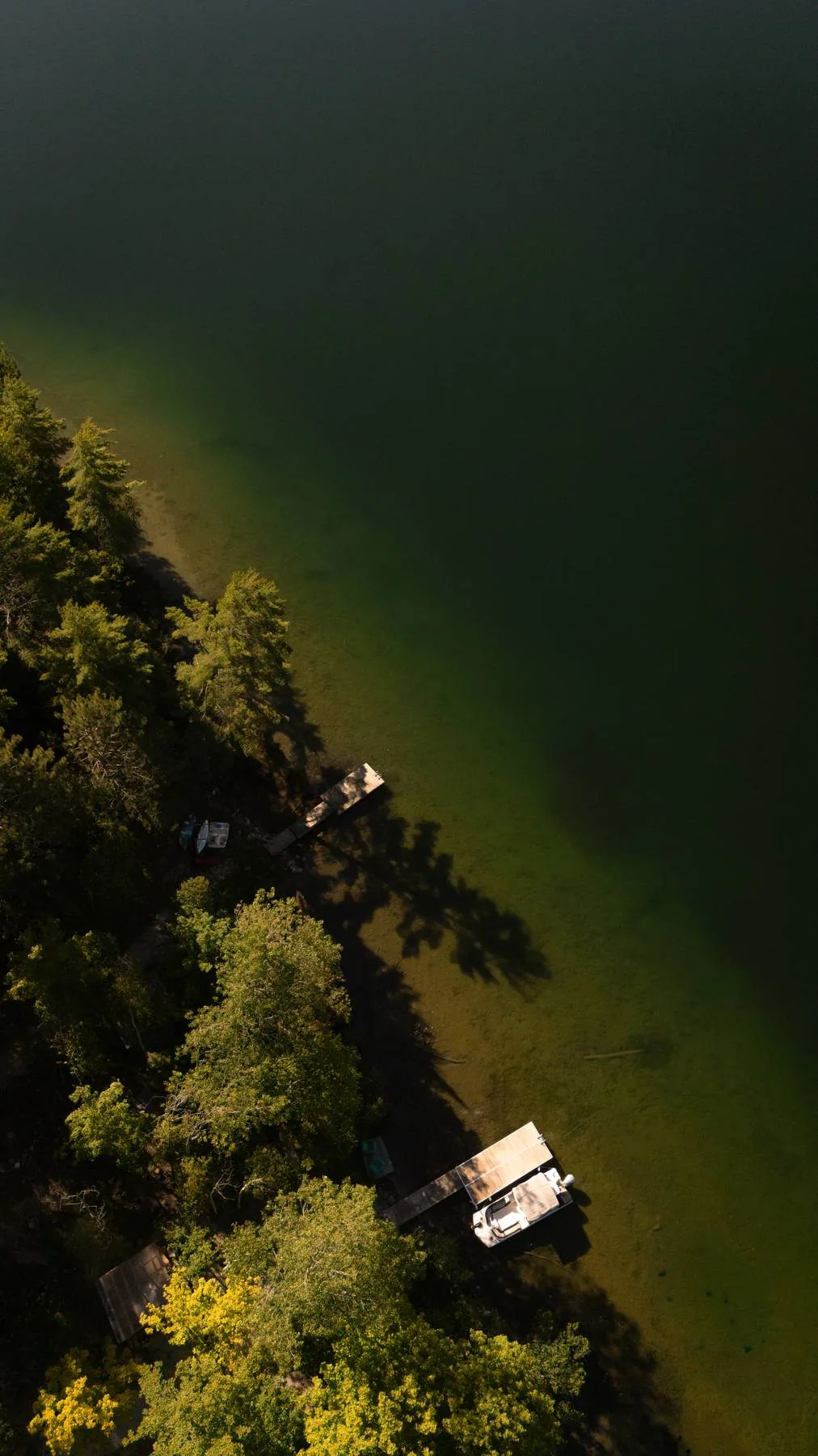 Bord de l'eau — coucher de soleil