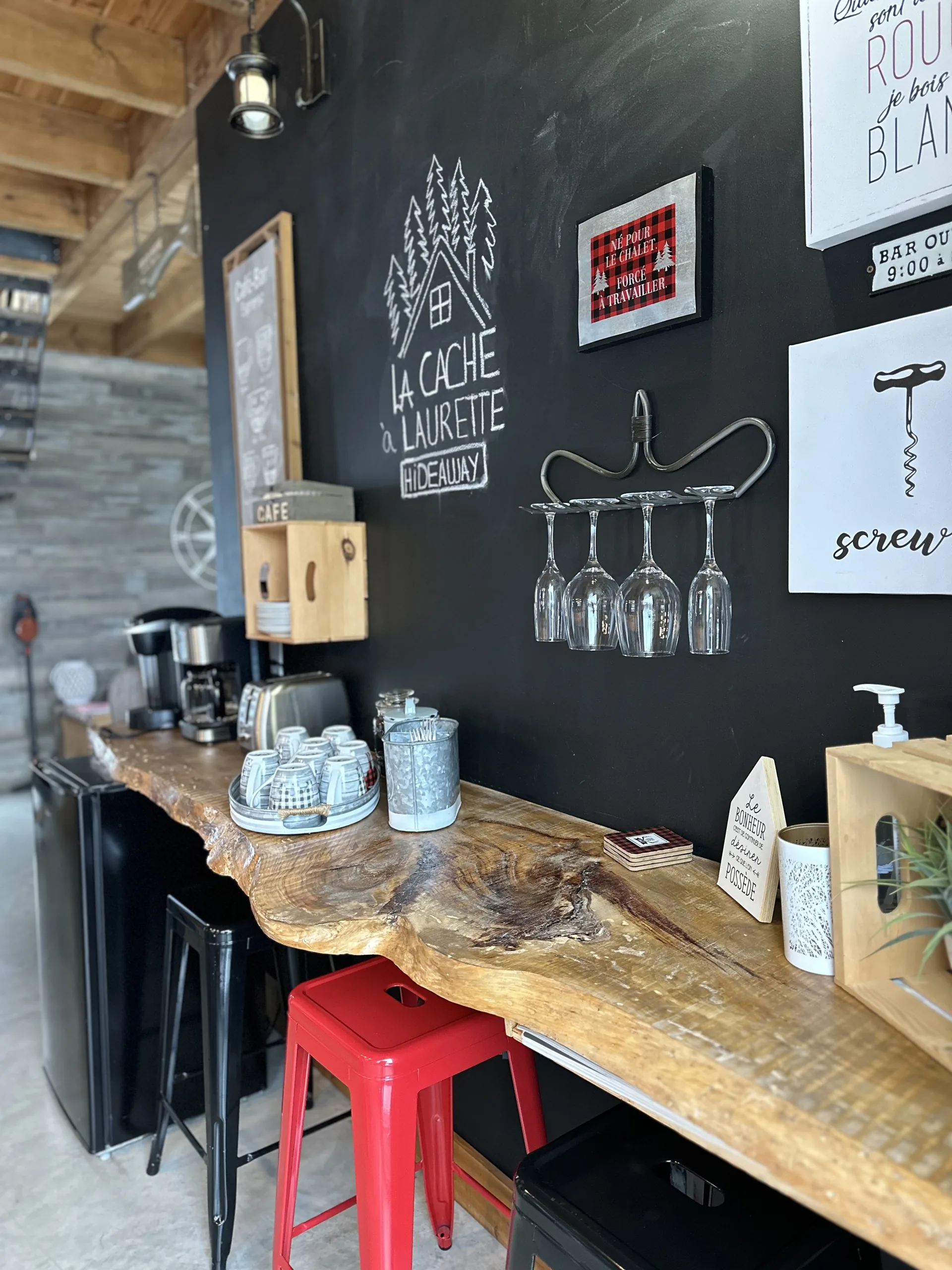 Coin vin & café — détail bouteilles & tasses