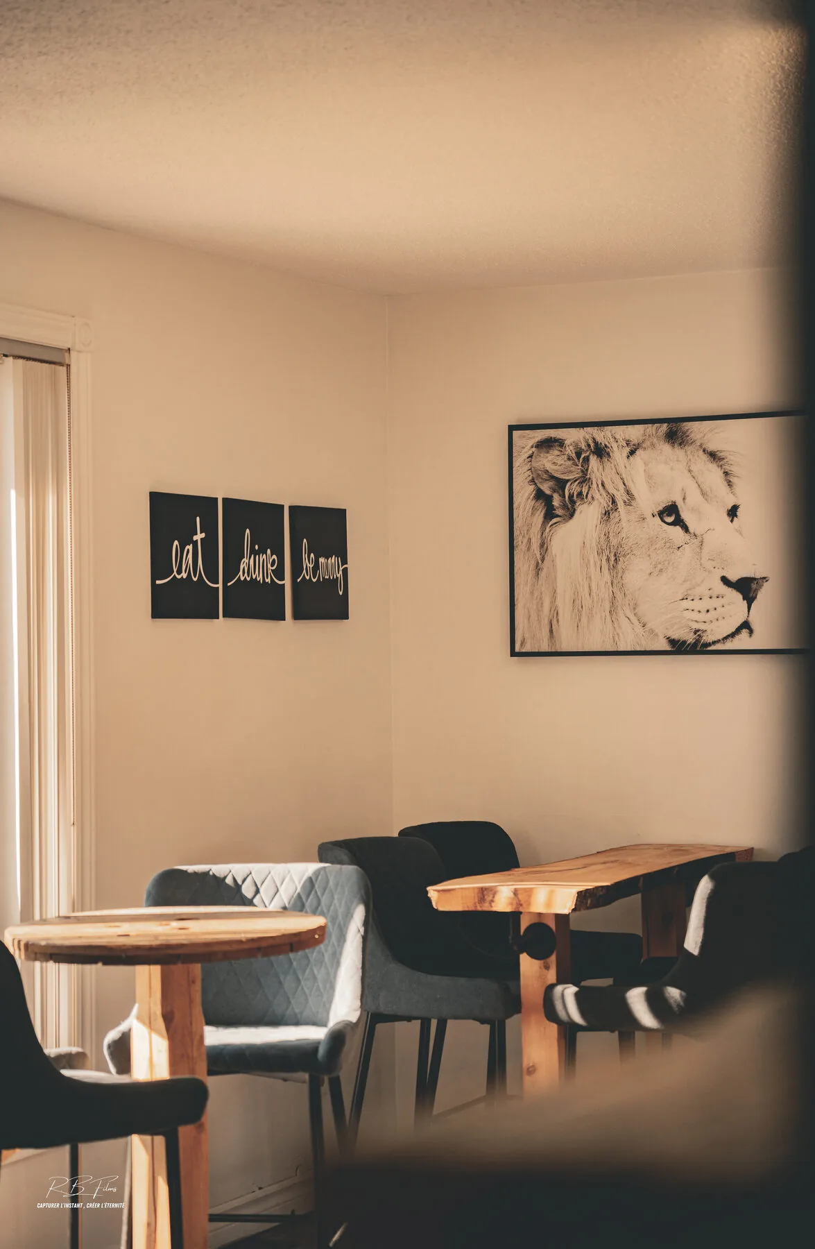 Coin salle à dîner — « eat drink be merry »