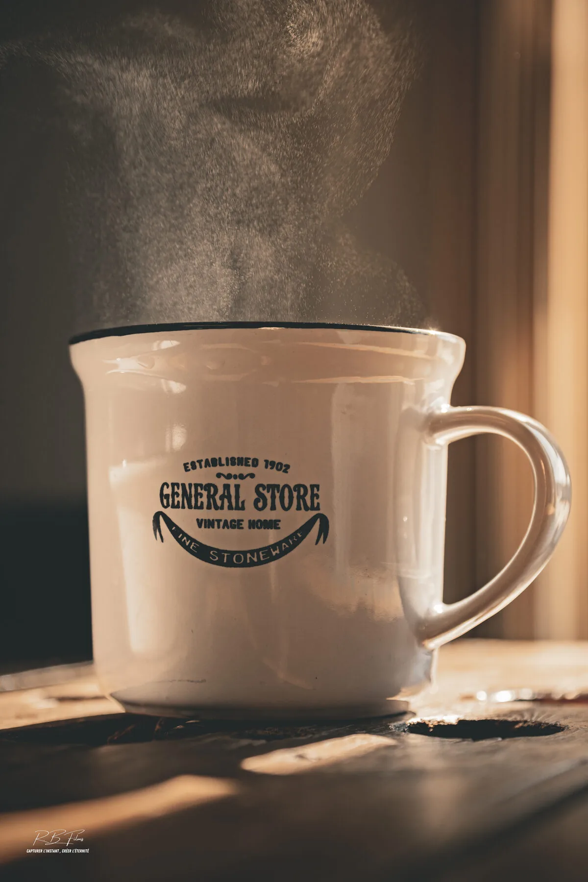 Tasse fumante au lever du jour