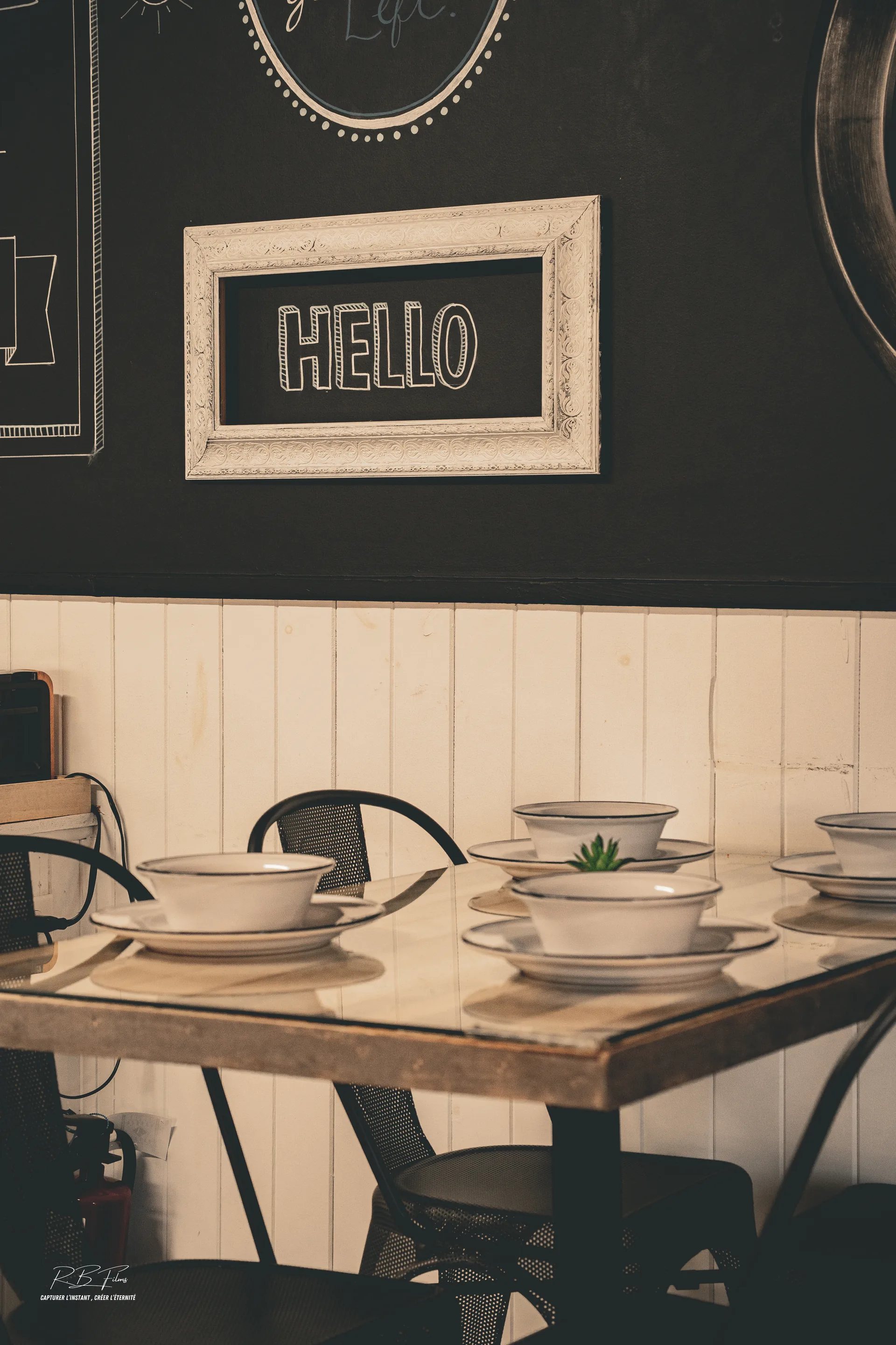 Salle à manger — table dressée
