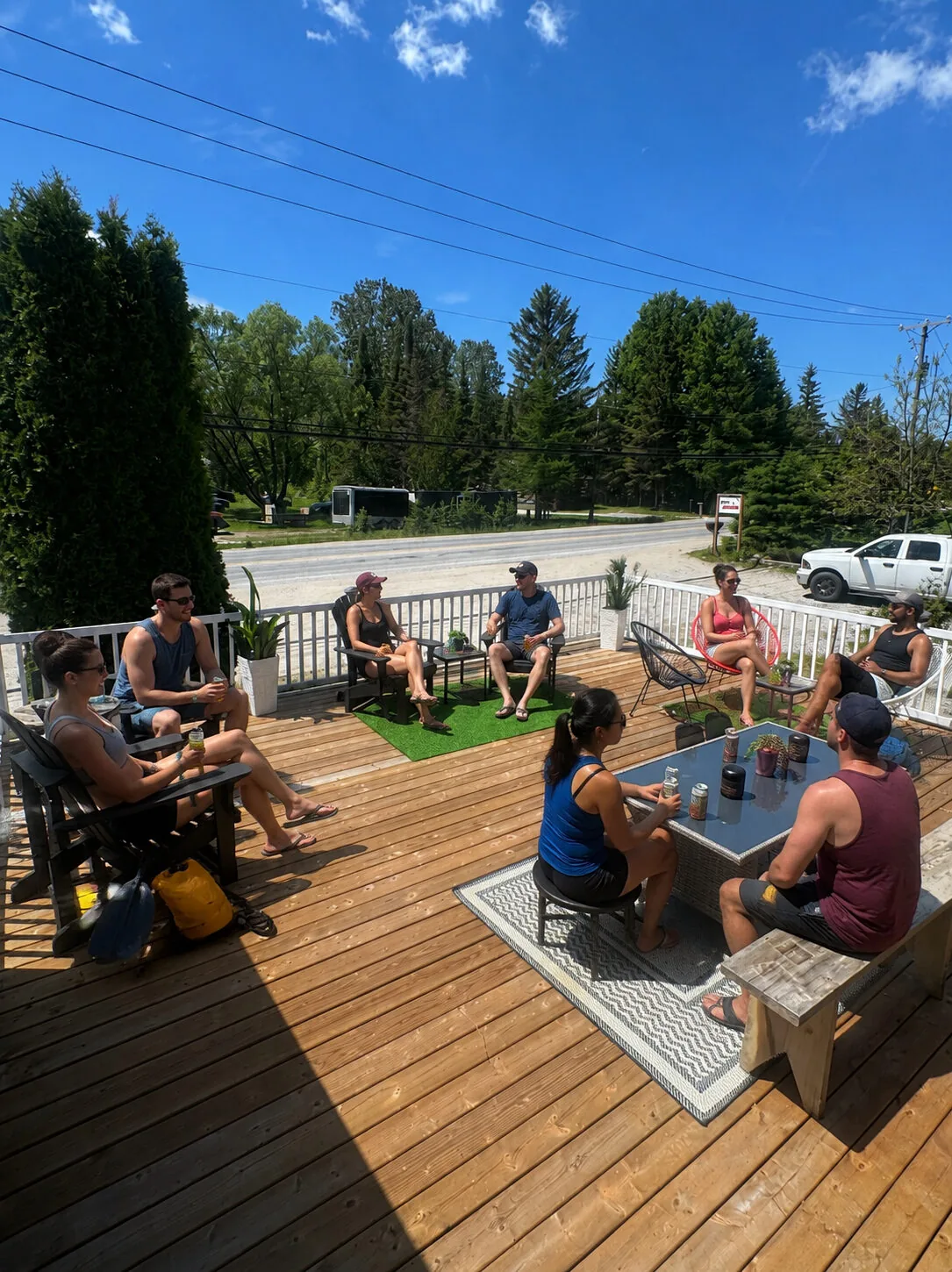 Groupe d'amis sur la terrasse en journée