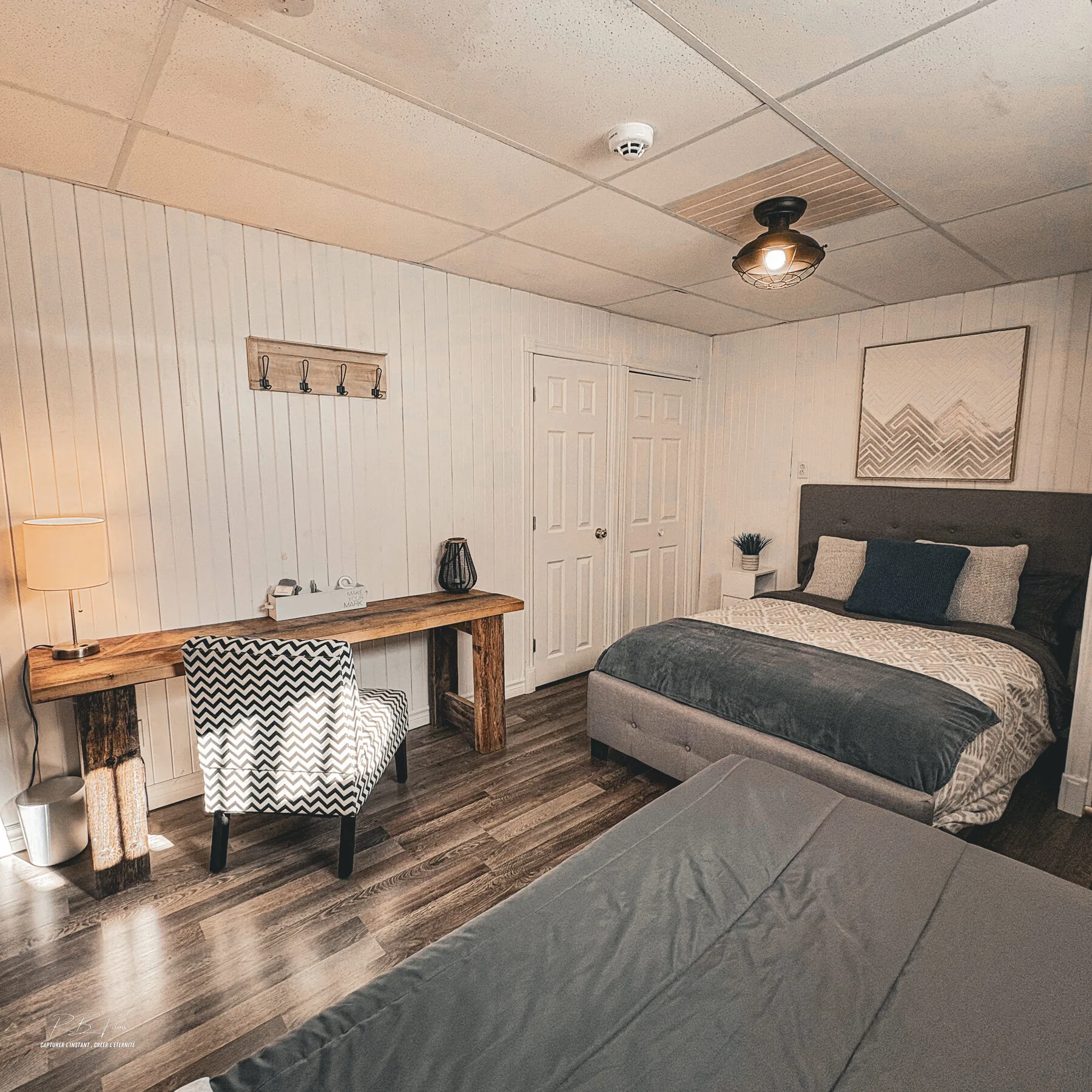 Chambre au sous-sol — bureau & lit