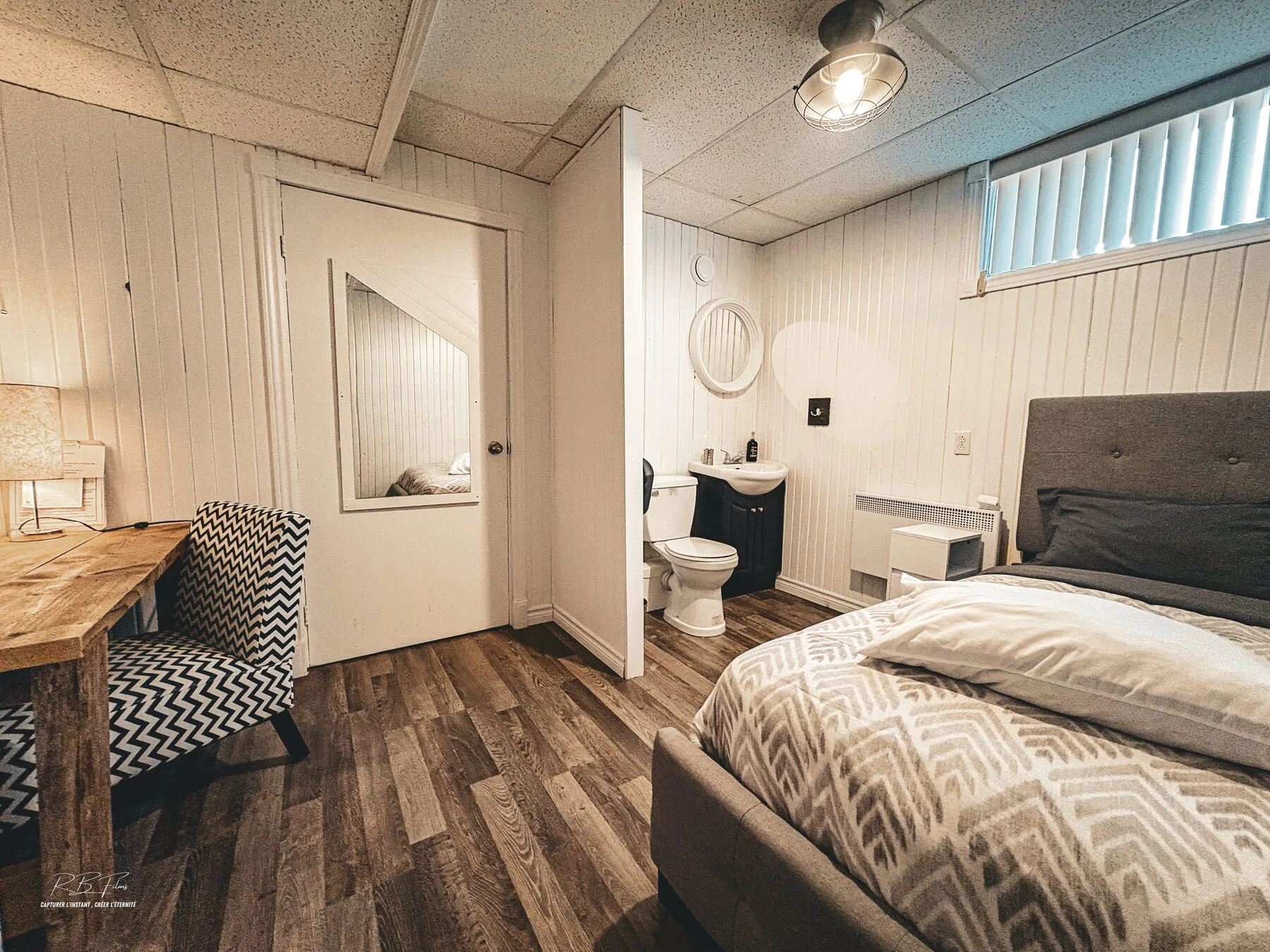 Chambre au sous-sol — lit & lavabo