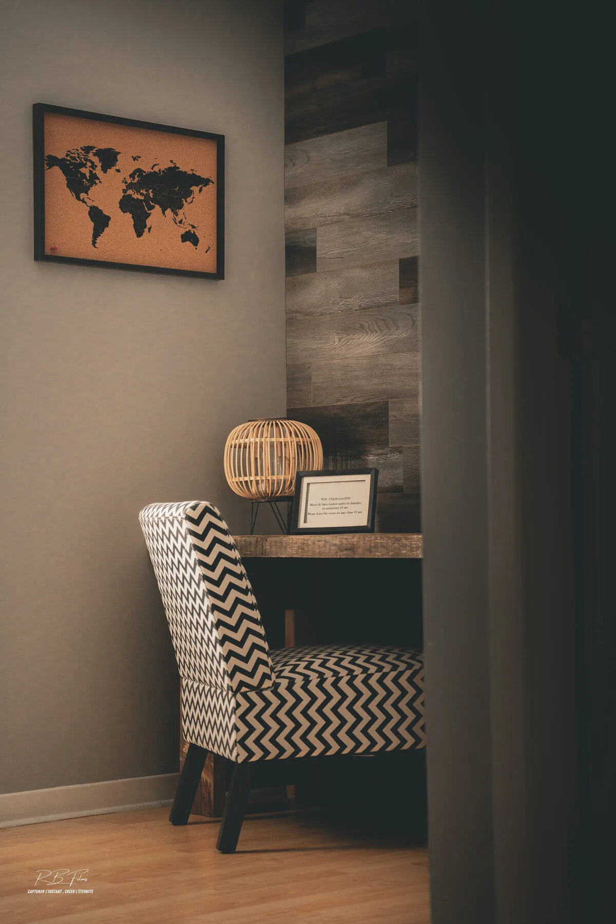 Chambre — desk & toilette privée