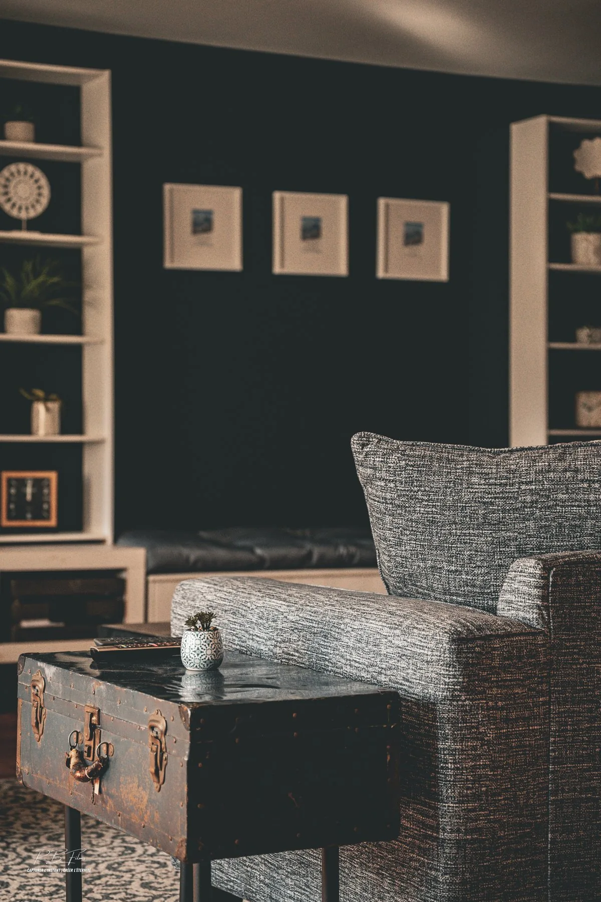 Salon — fauteuil gris & malle vintage