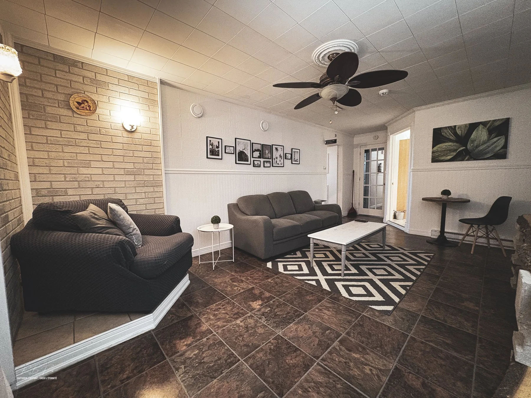 Second salon — mur de brique & ventilateur