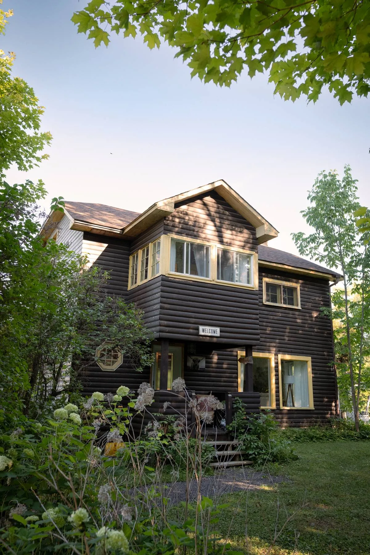 Façade en bois et jardin