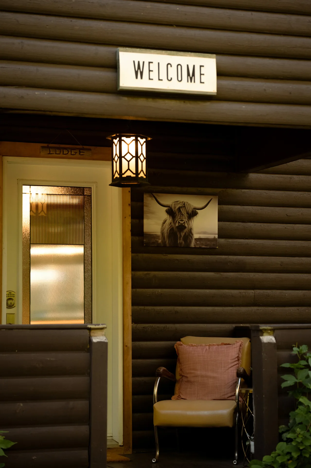 Entrée du lodge — panneau Welcome