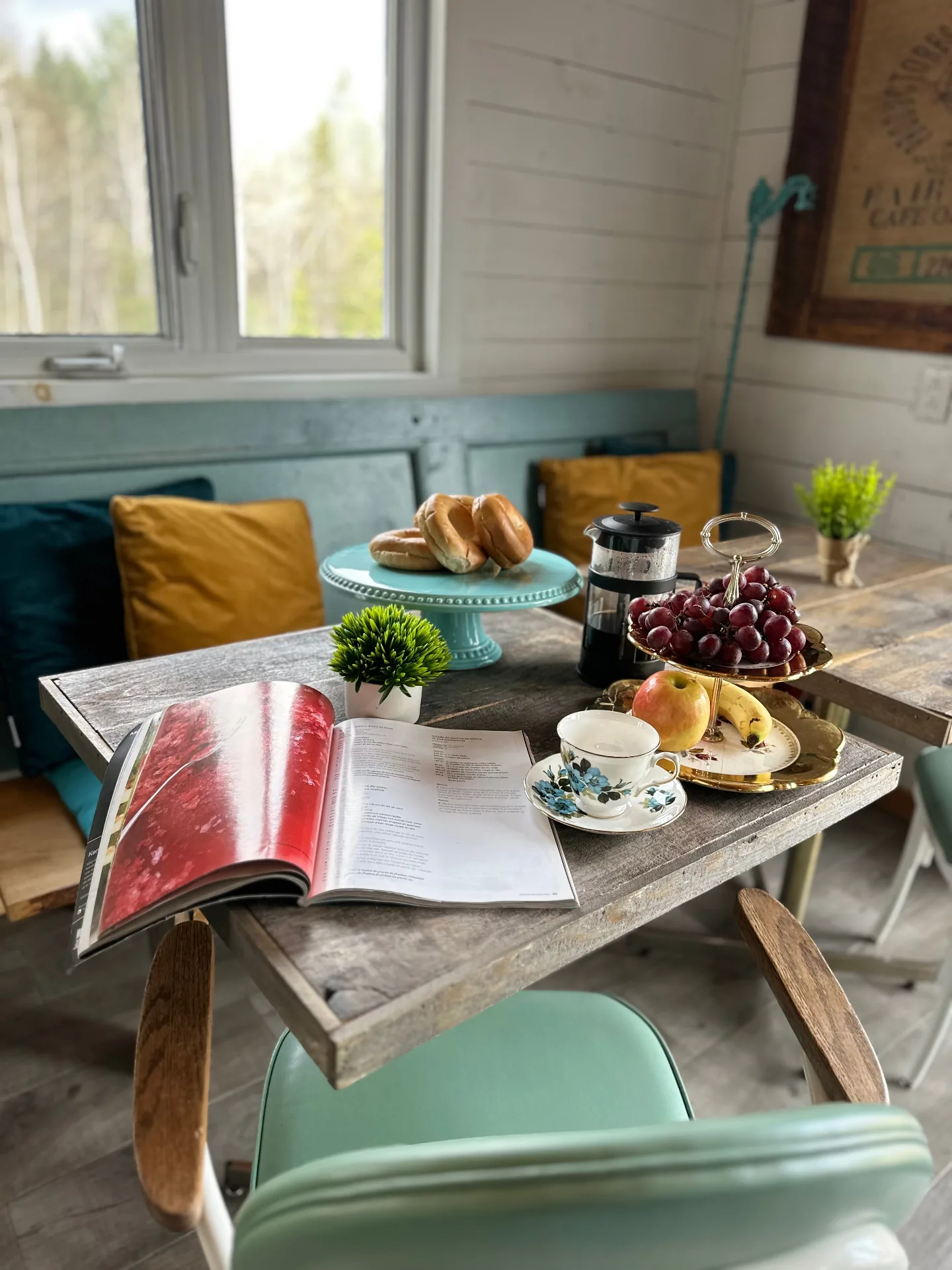 Coin repas — déjeuner, presse française et livre ouvert