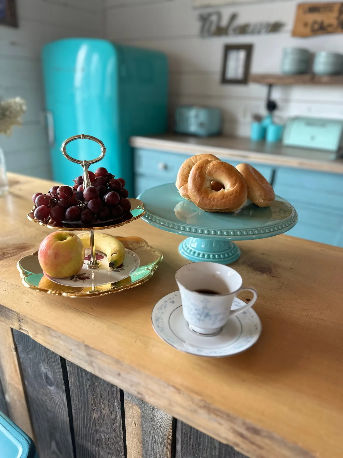 Cuisine — bagels, fruits et café devant le frigo turquoise