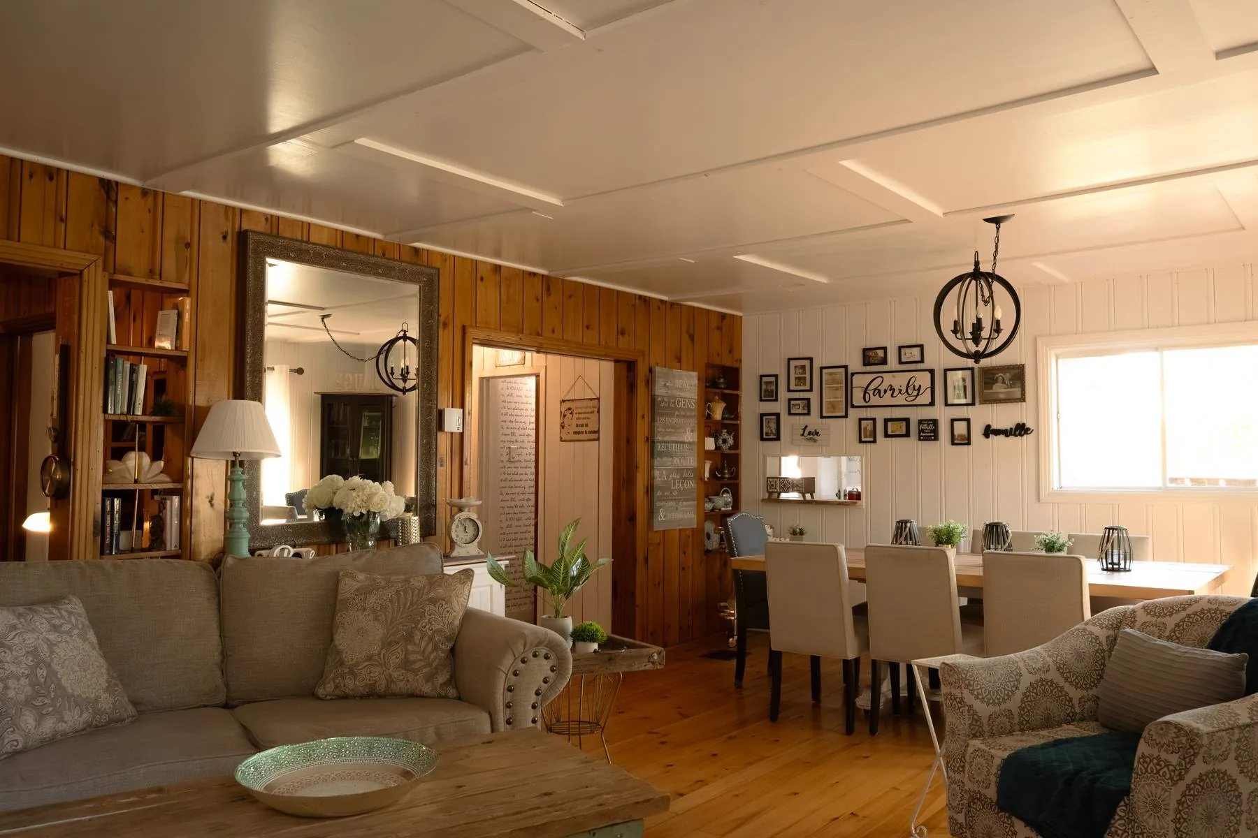 Salon avec foyer & grande table