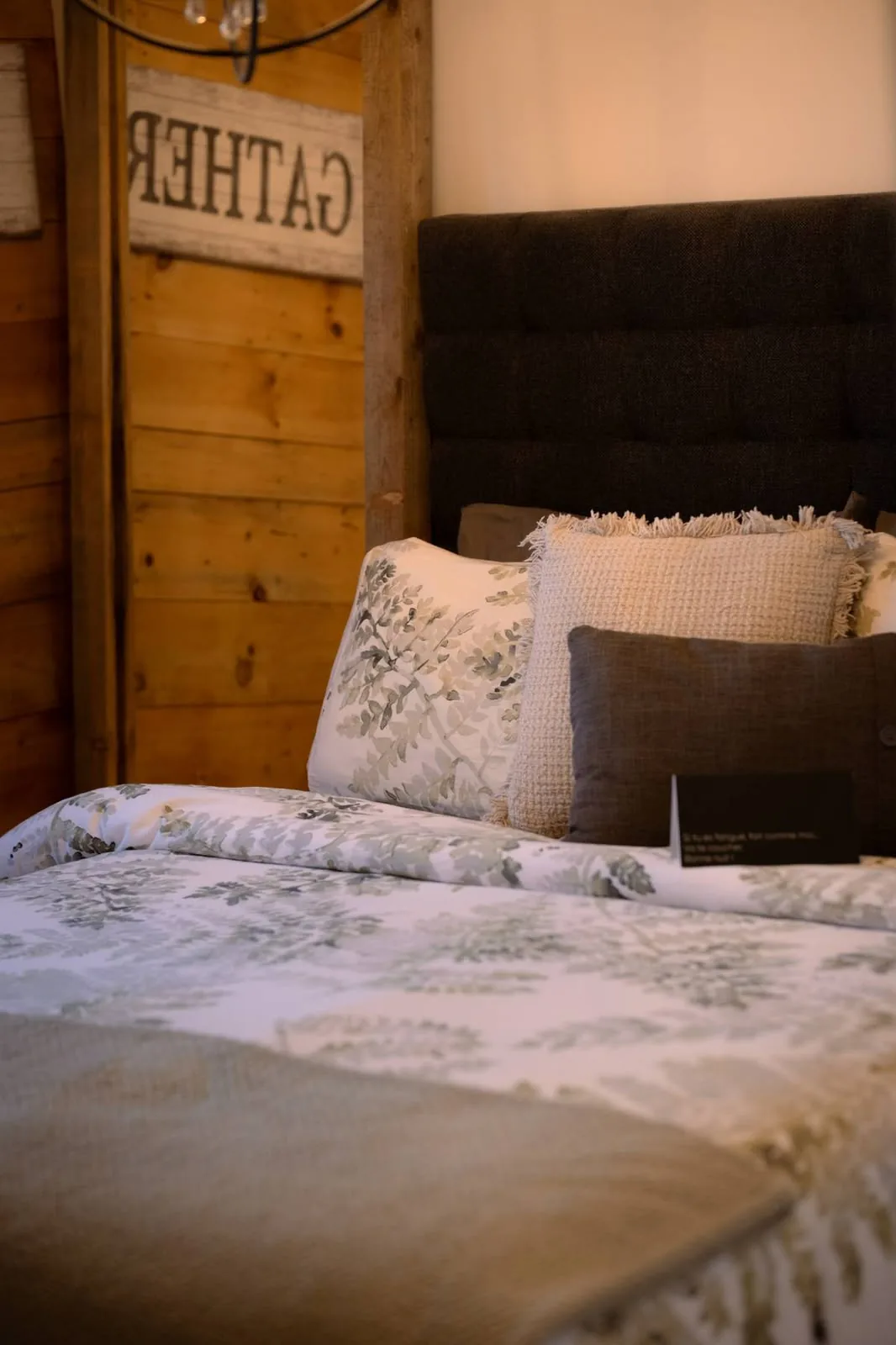 Chambre — lit fait, lumière douce