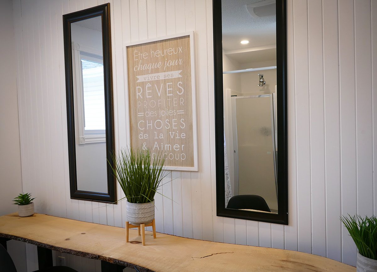 Entrée — banc & miroirs